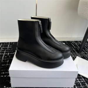 The new ankle boots feature a practical zipper design from ankle to toe, showcasing a modern feel. They are made of suede leathe