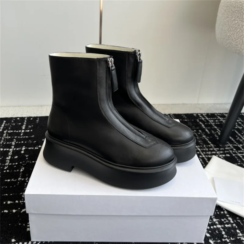 The new ankle boots feature a practical zipper design from ankle to toe, showcasing a modern feel. They are made of suede leathe