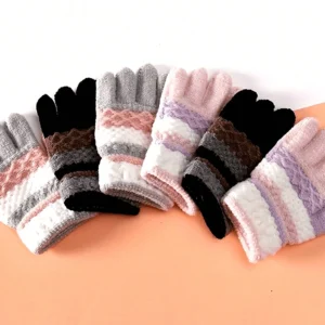 3 pairs of gloves for children keep warm and cold in winter, suitable for children aged 3-12.